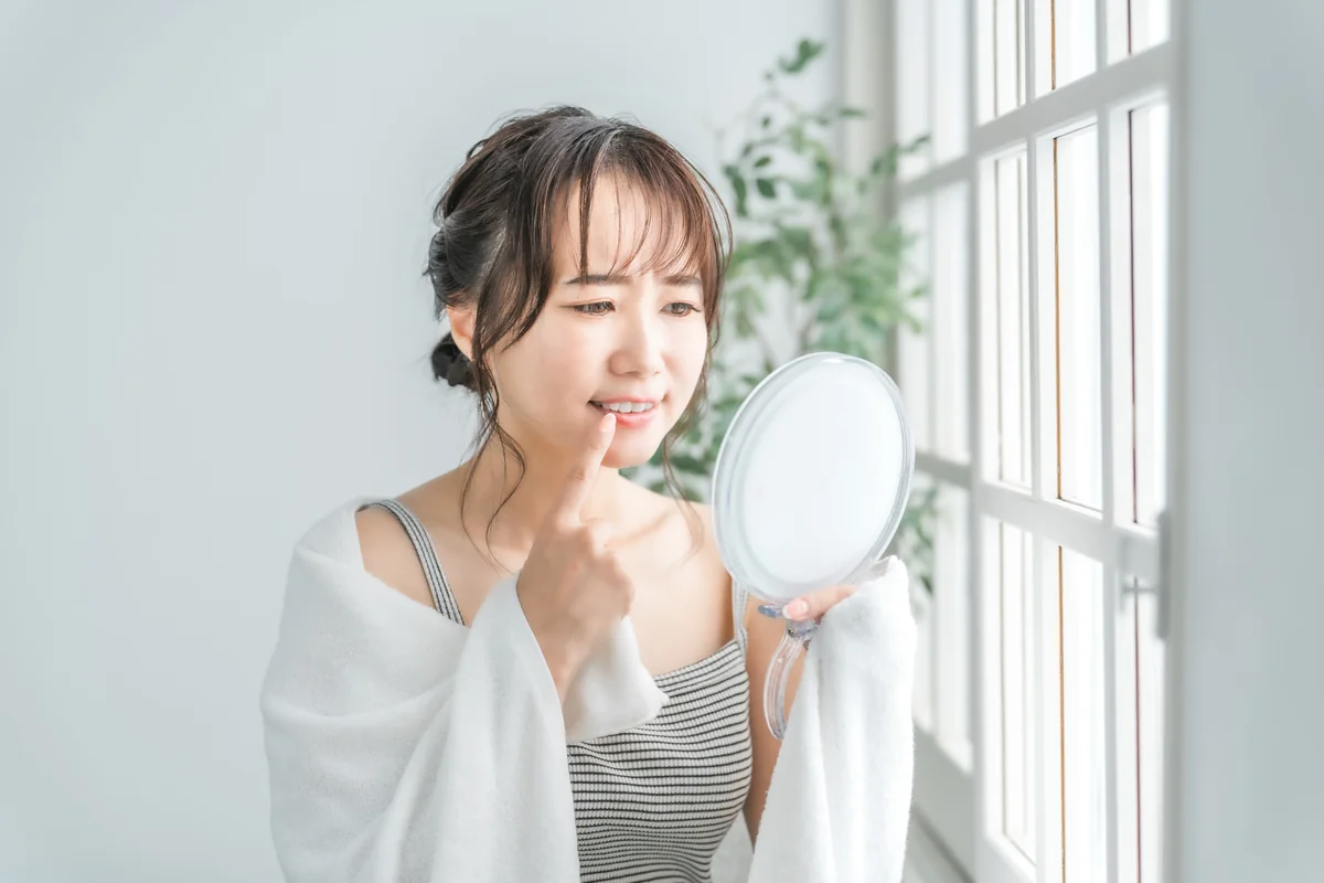 歯を見せて笑顔になれない